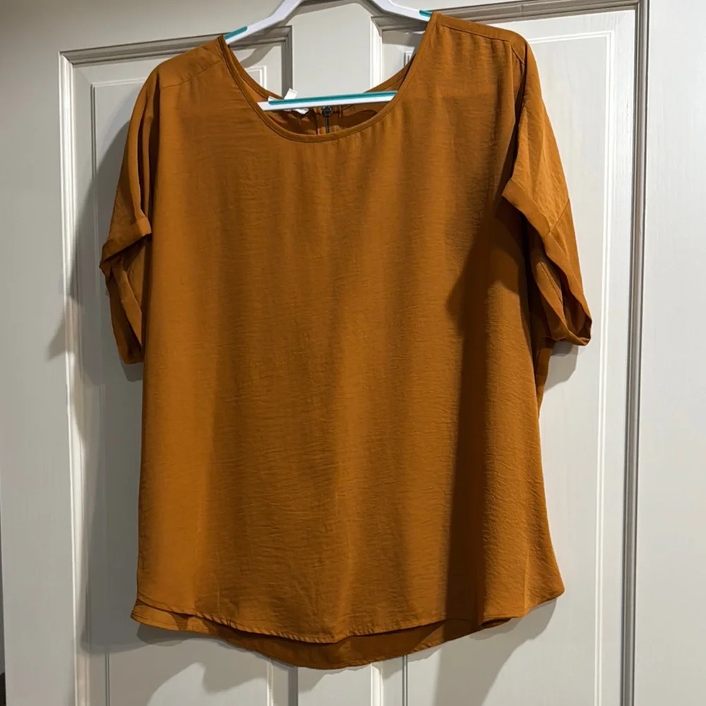 Woman’s Top - Picture 1 of 8